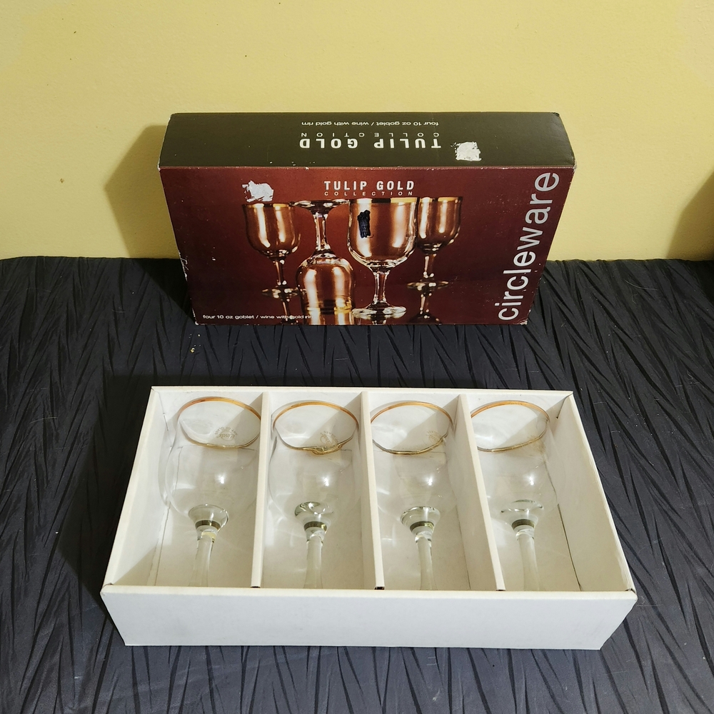 Circleware Tulip Gold Wine Glass Set
